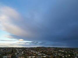 lindo Alto ângulo Visão do céu e dramático nuvens sobre central hemel plantação de cânhamo cidade do Inglaterra ótimo bretanha. novembro 5 ª, 2023 foto