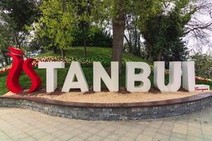 a Istambul placa dentro emirgan parque. viagem para Istambul fundo foto