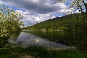 panorama do a lago e floresta com nublado céu. bolu Golcuk natureza parque foto