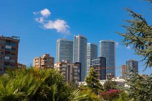 sustentável cidades conceito. centro da cidade distrito Visão a partir de uma público parque. foto