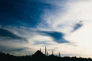 silhueta do suleymaniye mesquita às pôr do sol com cópia de espaço para texto. foto