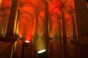 colunas e abóbadas do a basílica cisterna foto