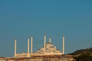 buyuk camlica mesquita Visão às pôr do sol. islâmico fundo foto