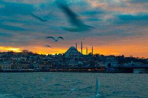 Istambul Visão às pôr do sol. suleymaniye mesquita e galata ponte foto