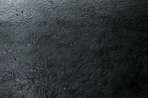 chuva ou chuvoso clima conceito com gota de chuva círculos em a lago. foto