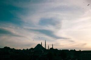 silhueta do Istambul com suleymaniye mesquita e paisagem urbana do eminonu distrito foto