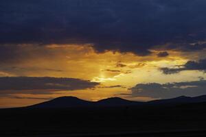 pôr do sol ou nascer do sol sobre a montanha e nublado céu. inspirado fundo foto