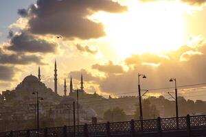 Istambul Visão às pôr do sol com dramático nuvens. Ramadã ou islâmico conceito foto