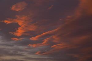 pôr do sol ou nascer do sol Visão com dramático nuvens. foto