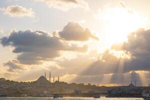 suleymaniye mesquita e Sol raios através a nuvens. foto