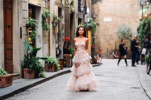 lindo menina modelo dentro Rosa Casamento vestir fotografado dentro Florença, foto tiro dentro Florença noiva