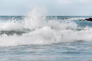 uma grande lindo quebra oceano onda em a costa do a tenerife ilha, canário ilhas, Espanha foto