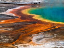 grande primavera prismática no parque nacional de yellowstone foto