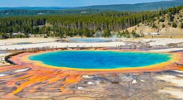 grande primavera prismática no parque nacional de yellowstone foto