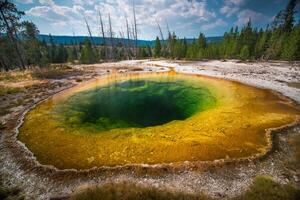 grande primavera prismática no parque nacional de yellowstone foto