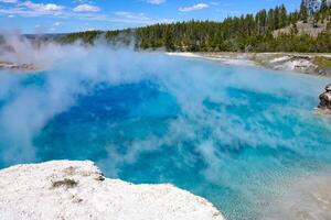 grande primavera prismática no parque nacional de yellowstone foto