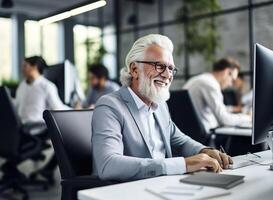 ai gerado Senior funcionário, escritório trabalhador trabalho às ambiente de trabalho. velho Gerente sorridente, sentado às escrivaninha foto