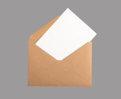 cartão postal, cartão zombar acima, limpar \ limpo branco papel a partir de aberto kraft envelope isolado em branco fundo foto