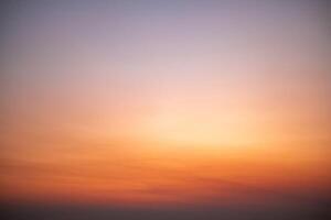 lindo , luxo suave gradiente laranja ouro nuvens e luz solar em a azul céu perfeito para a fundo, levar dentro entardecer, crepúsculo, ampla tamanho, Alto definição panorama foto