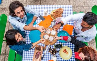 grupo do amigos tendo Diversão às jardim casa festa - jovem pessoas sorridente juntos bebendo Cerveja foto