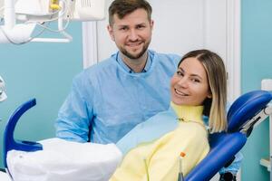 uma lindo menina paciente é sentado dentro a Dentistas escritório às a recepção e Próximo para a médico foto