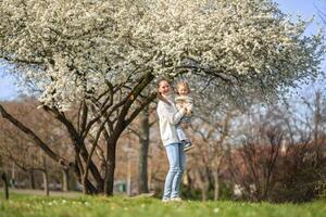 jovem mãe e dela fofa filha tendo uma Diversão dentro Primavera Tempo parque dentro Praga, Europa foto