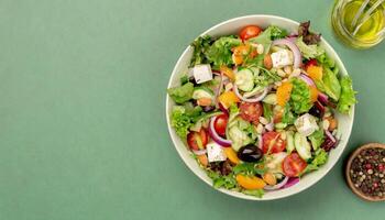 ai gerado saudável salada tigela em uma avião verde fundo foto