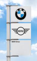 Pathum Thani Tailândia 23 fevereiro 2024 logotipo BMW e mini em pólo com azul céu fundo foto