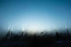 janela chuva, pingos de chuva criando uma lindo, texturizado superfície em uma Claro janela textura fundo foto