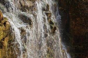 lindo cascata entre ampla pedras dentro outono floresta. sofievskiy parque dentro humano, Ucrânia foto