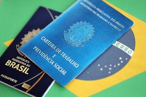 Passaporte do Brasil e trabalhos cartão com brasileiro reais dinheiro contas em bandeira fundo foto