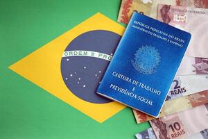 brasileiro trabalhos cartão e social segurança azul livro e reais dinheiro contas em bandeira do federativo república do Brasil foto