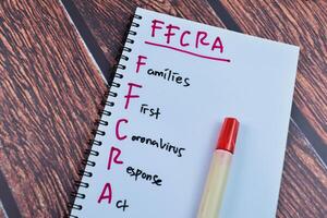 conceito do ffcra - famílias primeiro coronavírus resposta Aja escrever em livro isolado em de madeira mesa. foto