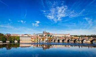 Charles ponte sobre vltava rio e gradchany Praga castelo foto