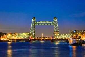 de hef velho Ferrovia ponte dentro Rotterdam, Países Baixos foto