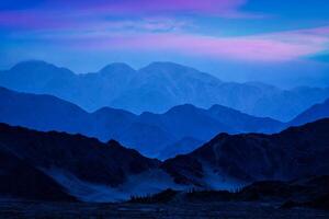 Himalaia montanhas dentro crepúsculo foto