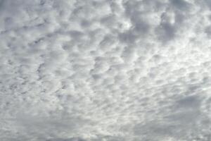 etéreo céus, tirar o fôlego azul marquise e ondulado nuvens foto