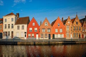 canal e velho casas. Bruges Brugge , Bélgica foto