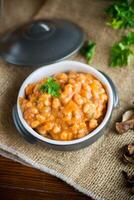 feijões cozido com legumes e especiarias, dentro uma tigela . foto