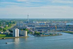 Visão do Rotterdam porta e novo mas rio foto