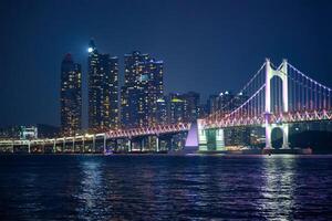 Gwangan ponte e arranha-céus dentro a noite. busan, sul Coréia foto