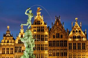 Antuérpia grote markt com famoso brabo estátua e fonte às noite, Bélgica foto