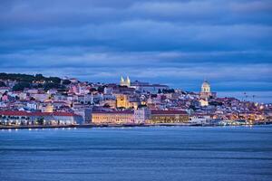 Visão do Lisboa Visão sobre tagus rio com iates e barcos dentro a tarde. Lisboa, Portugal foto