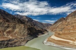 confluência do indus e zanskar rios, ladakh foto