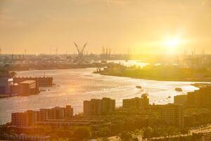 Visão do Rotterdam porta e novo mas rio foto