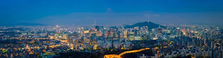 Seul Horizonte dentro a noite, sul Coréia. foto