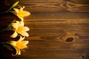 ramalhete do lindo amarelo lírios em de madeira mesa foto