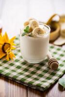 doce caseiro iogurte com bananas e querida foto