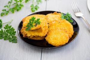 frito vegetariano batata panquecas dentro uma placa. foto