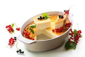 chalé queijo doce caçarola com fresco bagas foto